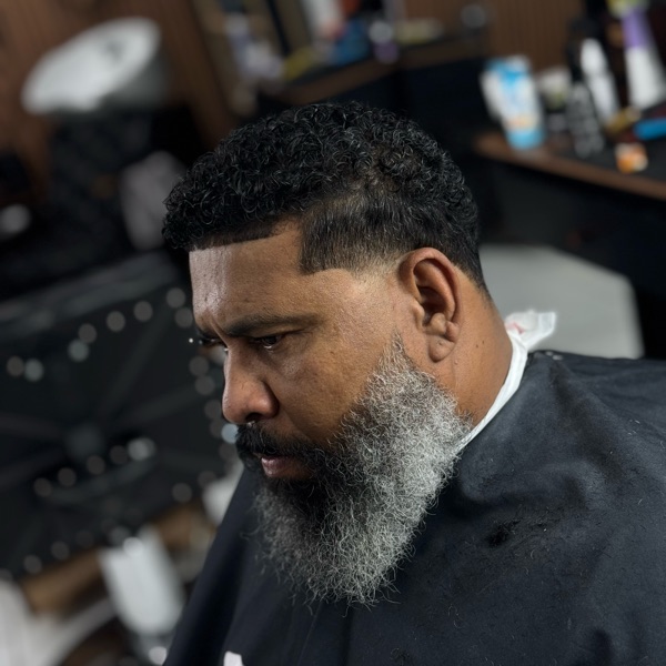 Corte e barba aparados com precisão